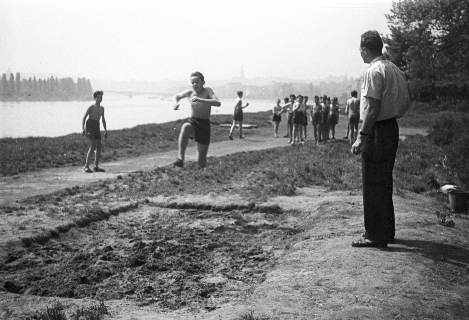 Hungary, Budapest III., Újlaki rakpart., 1956, Lencse Zoltán, long jump, Budapest, Fortepan #46051