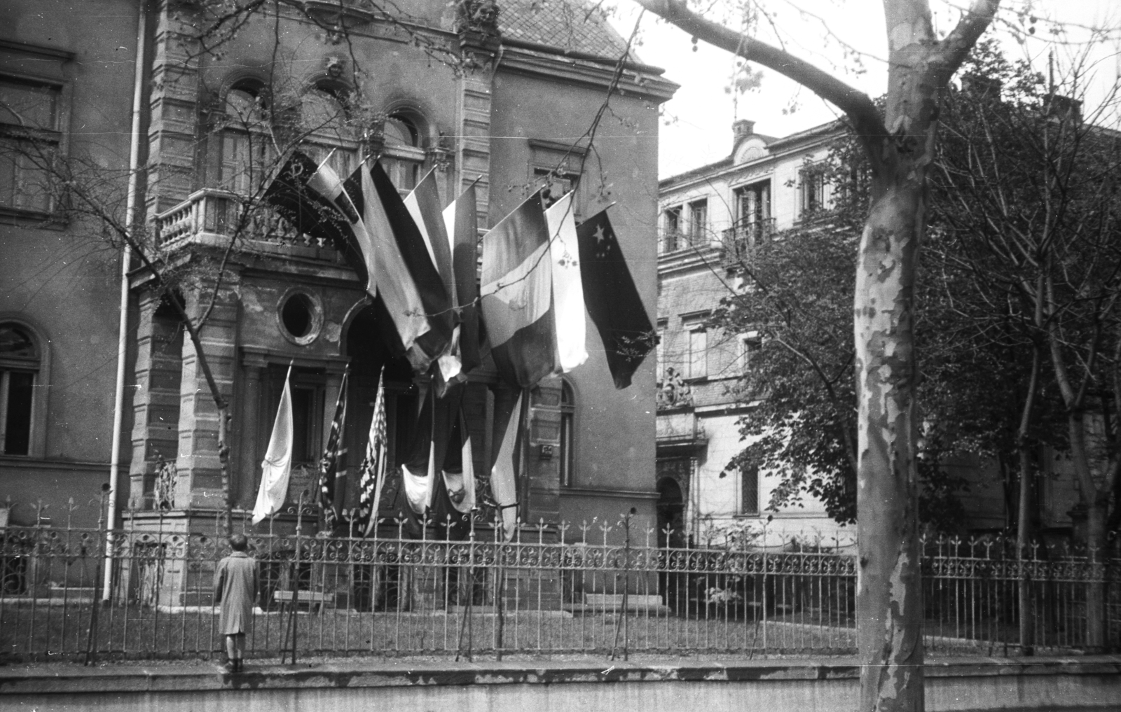 Hungary, Budapest VI., Andrássy (Sztálin) út 124., Magyar Nők Szövetsége épülete., 1956, Lencse Zoltán, flag, Budapest, Fortepan #46057
