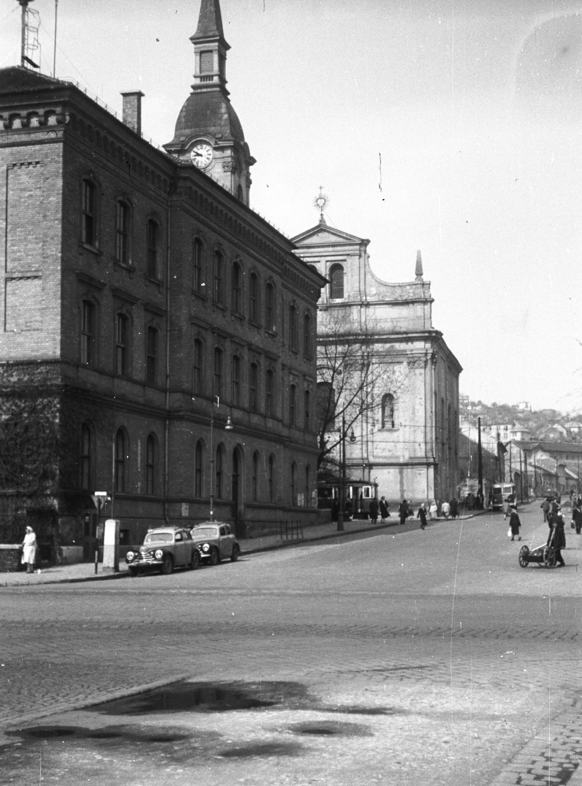 Magyarország, Budapest II., Szépvölgyi út a Kolosy tér felől nézve, középen az Újlaki templom., 1956, Lencse Zoltán, iskola, templom, csehszlovák gyártmány, utcakép, Skoda-márka, taxi, automobil, Skoda 1101/1102 Tudor, taxiállomás, Budapest, Fortepan #46058