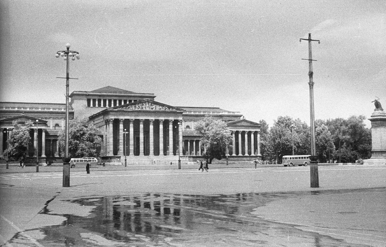 Hungary, Budapest XIV., Hősök tere, Szépművészeti Múzeum., 1956, Lencse Zoltán, bus, museum, eclectic architecture, Budapest, Albert Schickedanz-design, Neoclassical architecture, Fülöp Ferenc Herzog-design, Fortepan #46059