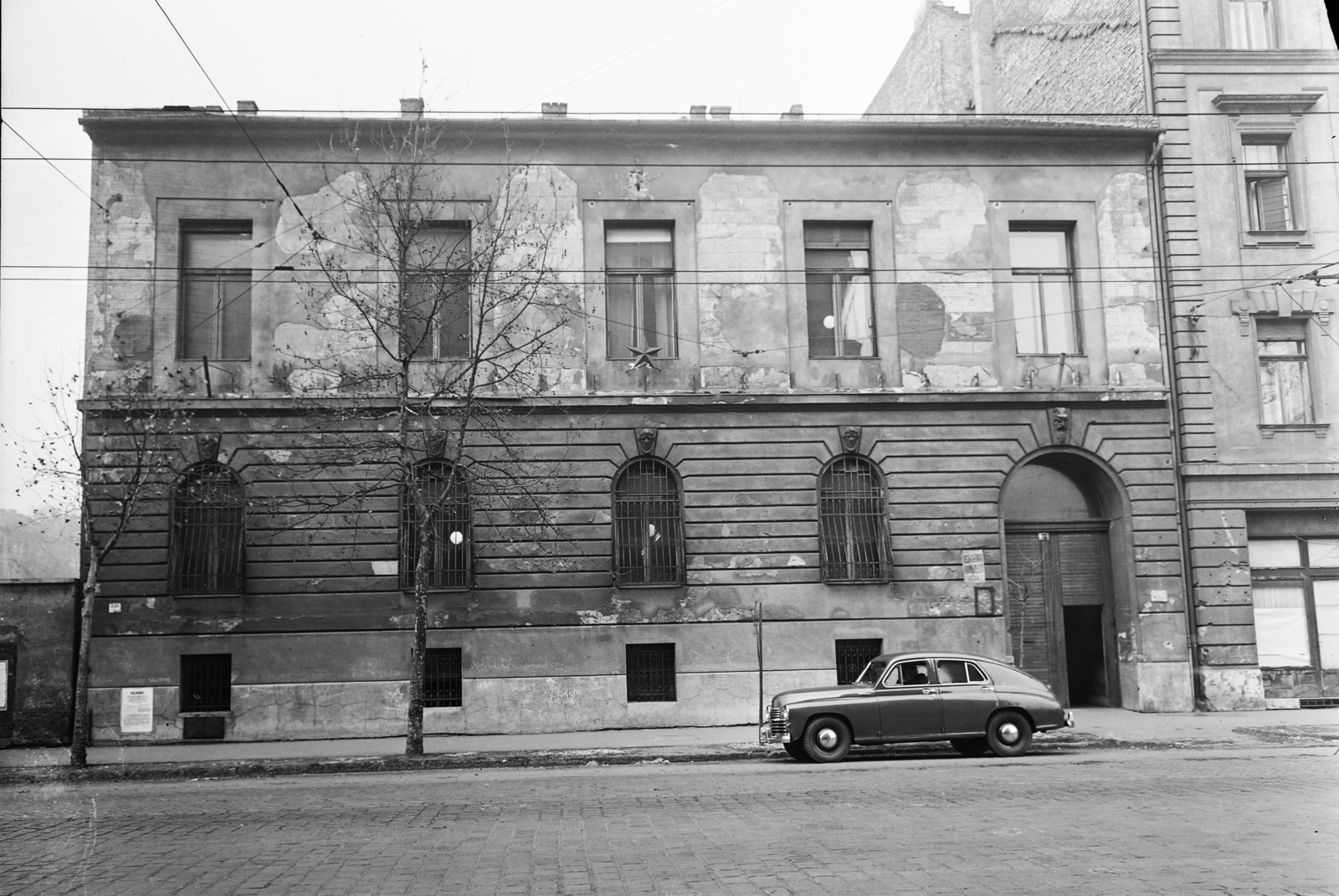 Magyarország, Budapest VII., Damjanich utca 12., 1958, UVATERV, közlekedés, szovjet gyártmány, GAZ-márka, vörös csillag, automobil, GAZ M20 Pobjeda, Budapest, Fortepan #4606