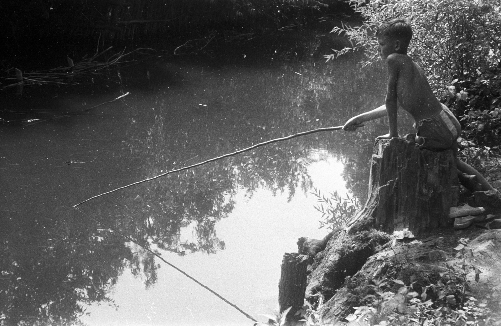 1956, Lencse Zoltán, portrait, free time, water surface, kid, fishing, summer, shore, Fortepan #46064