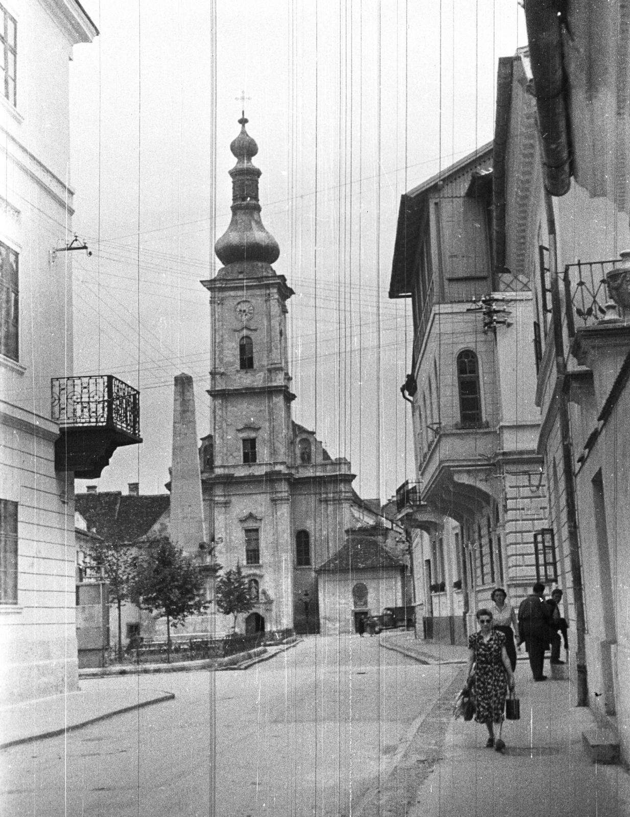 Románia,Erdély, Kolozsvár, Karolina tér (Piata Muzeului), Karolina oszlop a ferences templom előtt., 1956, Lencse Zoltán, utcakép, templom, Fortepan #46070