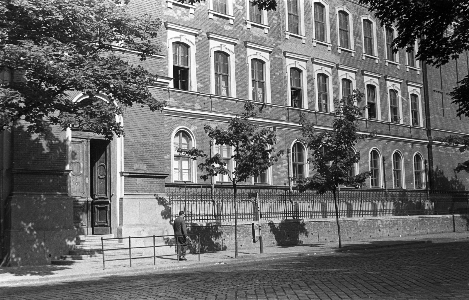 Magyarország, Budapest II., Lajos utca 34., Általános iskola., 1956, Lencse Zoltán, buszmegálló, Budapest, középület, téglaburkolat, Fortepan #46076