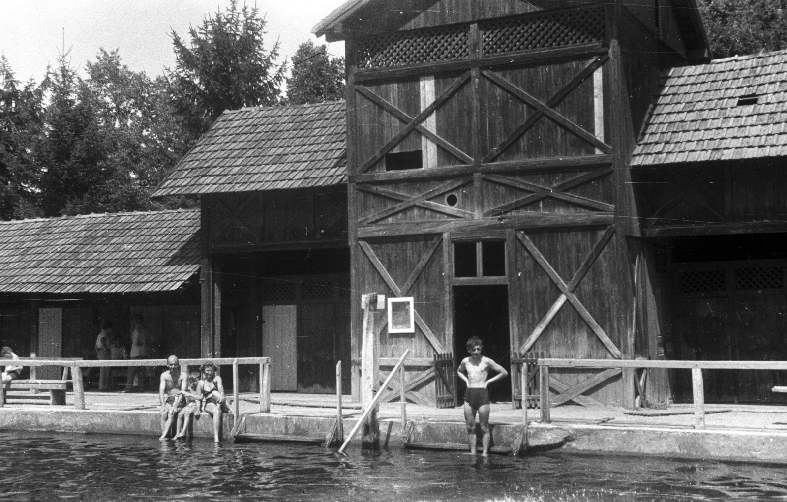 Romania,Transylvania, Târgu Mureș, Strand., 1956, Lencse Zoltán, beach, bathing suit, swimming pool, sunshine, stairs, akimbo, pool stairs, Fortepan #46078