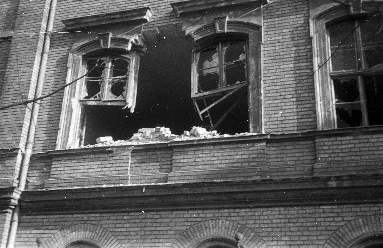 Magyarország, Budapest II., Lajos utca 34. sz. alatti Általános iskola Bécsi út felőli homlokzata, az Újlaki templom felől nézve., 1956, Lencse Zoltán, napsütés, forradalom, ablak, épületkár, Budapest, Fortepan #46080