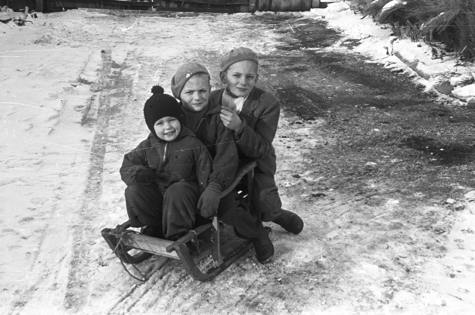 1957, Lencse Zoltán, kid, winter, snow, tableau, sledge, height chart, three people, Fortepan #46084