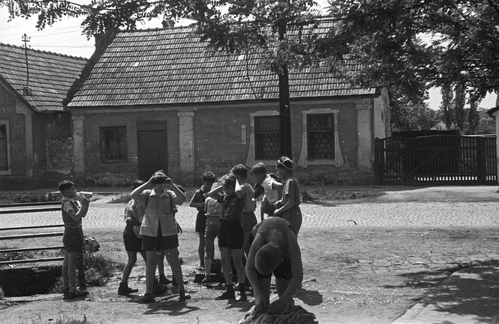 Hungary, Pomáz, Pomáz, Hősök tere, szemben a 8 sz. ház., 1957, Lencse Zoltán, village, street view, kids, Fortepan #46085