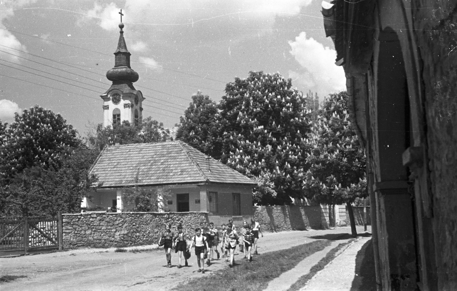 Hungary, Pomáz, Luppa Vidor utca, háttérben a Szent György szerb ortodox templom., 1957, Lencse Zoltán, village, church, street view, kids, Fortepan #46086