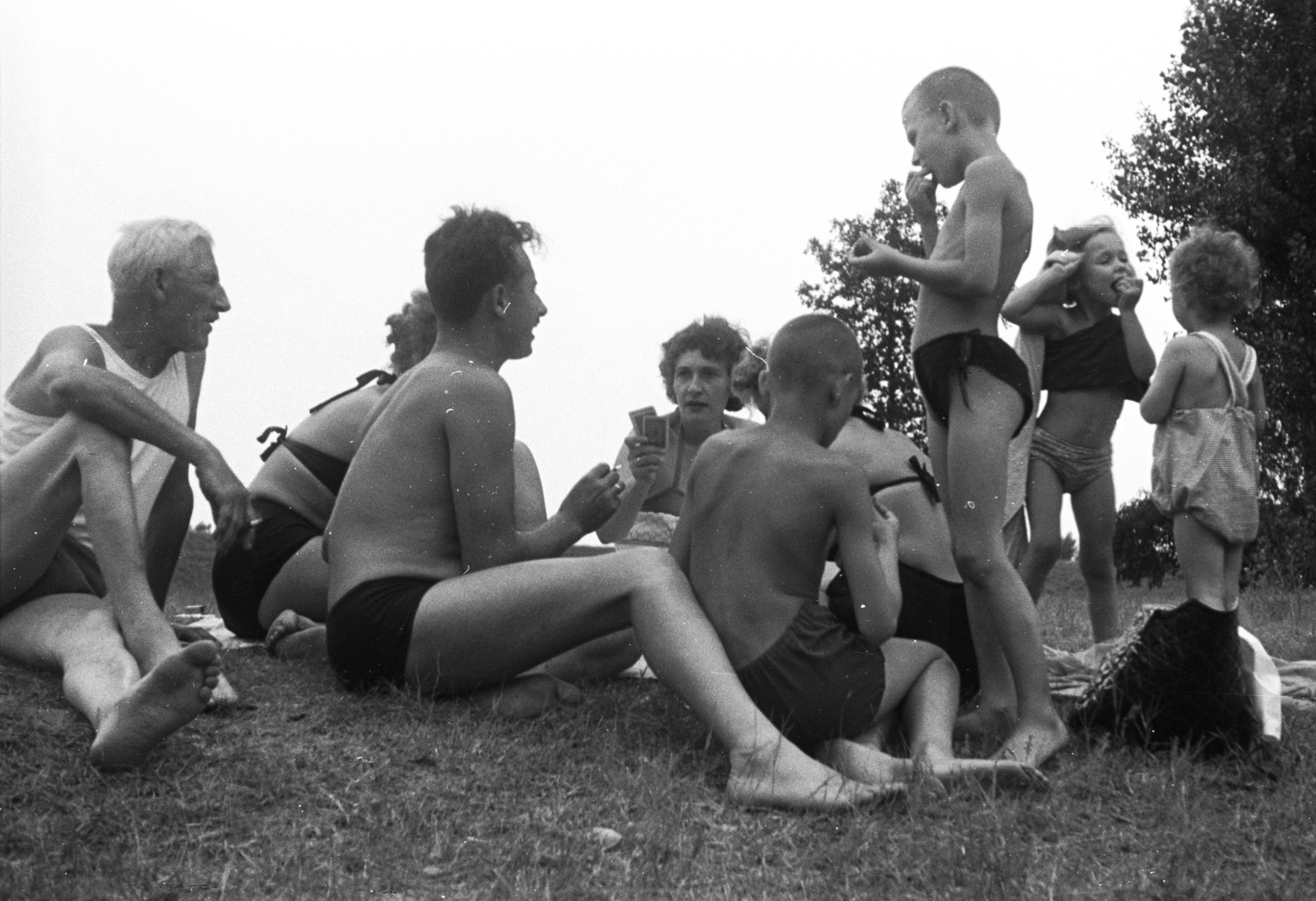 Hungary, Rábca-part., 1957, Lencse Zoltán, bathing suit, card game, Fortepan #46100