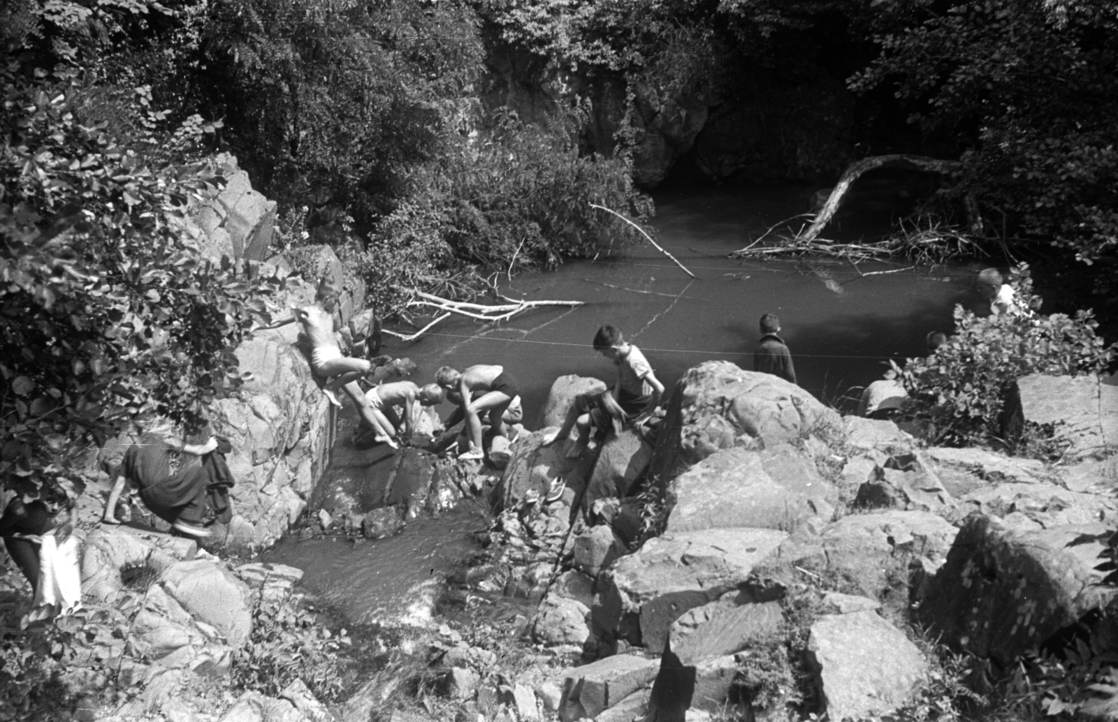 Hungary, Szentendre, Bükkös-patak, Dömörkapu vízesés., 1957, Lencse Zoltán, boys, shore, rock, curiosity, Fortepan #46109