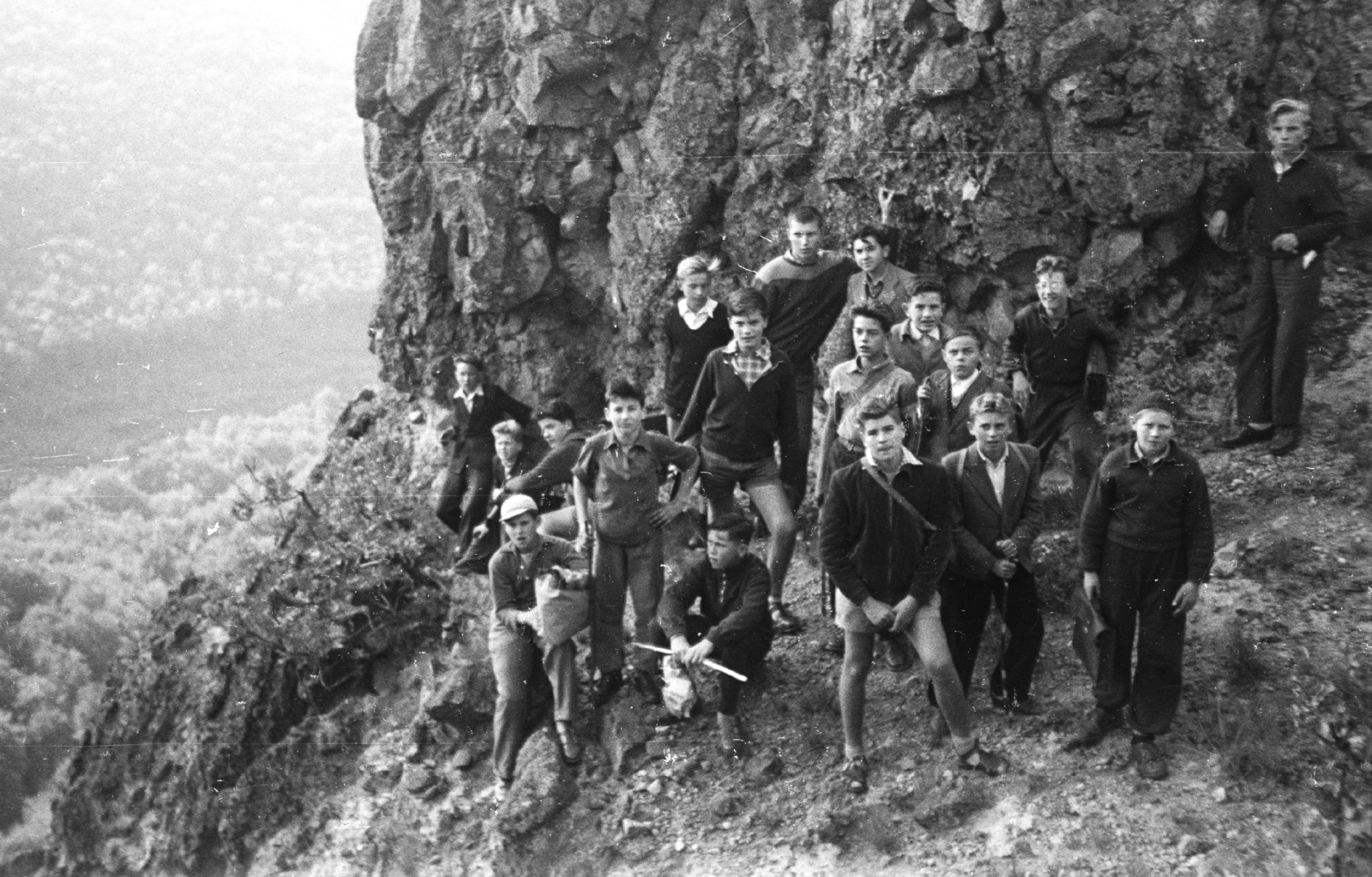Hungary, Vadálló-kövek., 1957, Lencse Zoltán, excursion, tableau, rock, sitting on a rock, Fortepan #46119