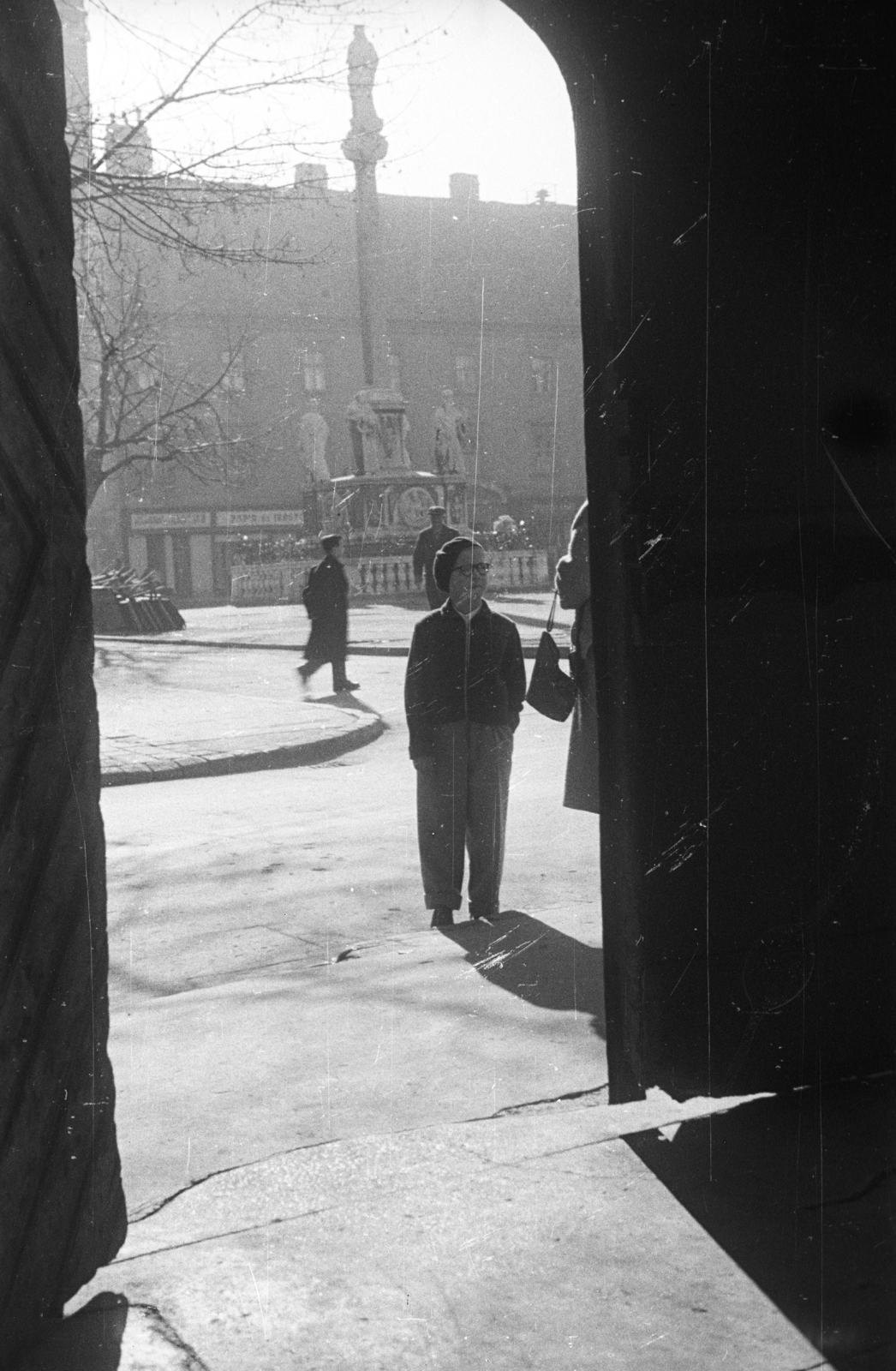 Hungary, Győr, Széchenyi tér az Apátúr házból nézve, középen a Mária-oszlop., 1957, Lencse Zoltán, sculpture, pedestrian, street view, genre painting, Fortepan #46126