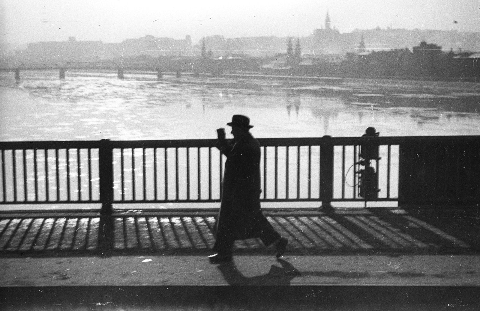 Magyarország, Budapest, Margit híd, háttérben a Kossuth híd., 1958, Lencse Zoltán, Kossuth híd, tél, Fortepan #46127