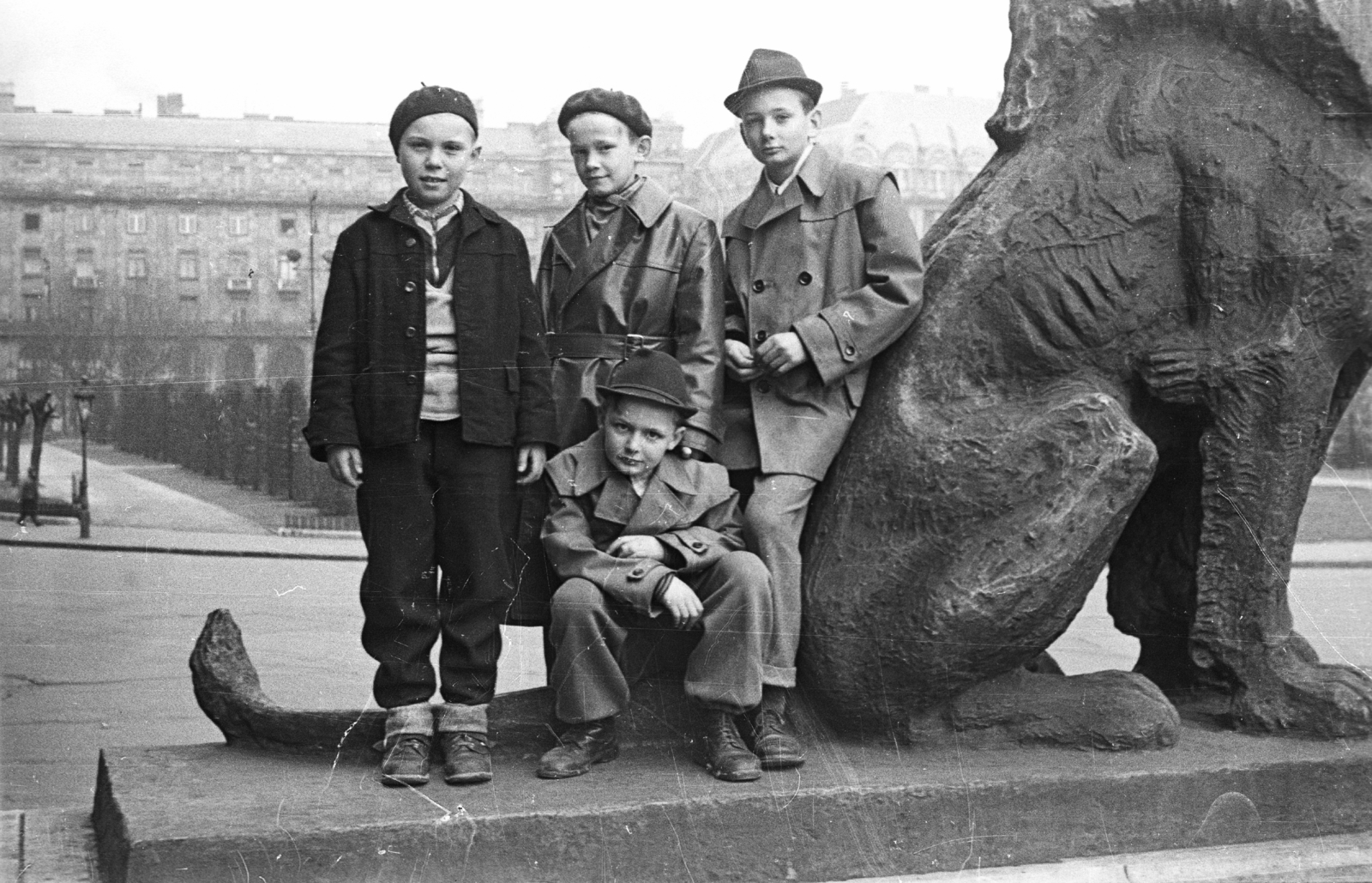 Magyarország, Budapest V., Kossuth Lajos tér, a Parlament főbejáratánál lévő egyik oroszlán., 1958, Lencse Zoltán, Budapest, fiúk, csoportkép, szobron ül, Fortepan #46130