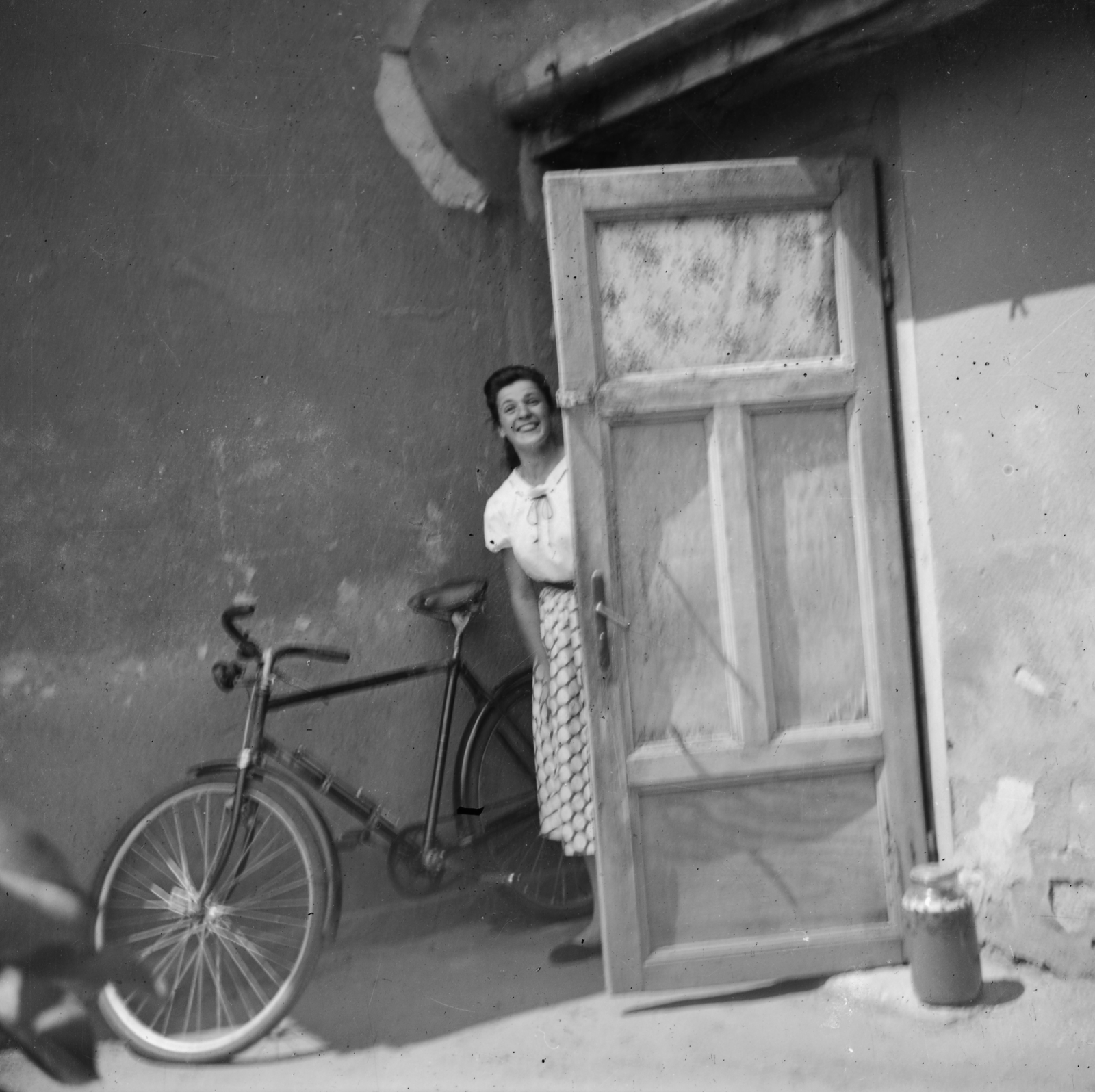 1952, Eperjesi Gyula, portrait, bicycle, smile, summer, door, woman, leavened gherkin, standing in door, Fortepan #46146