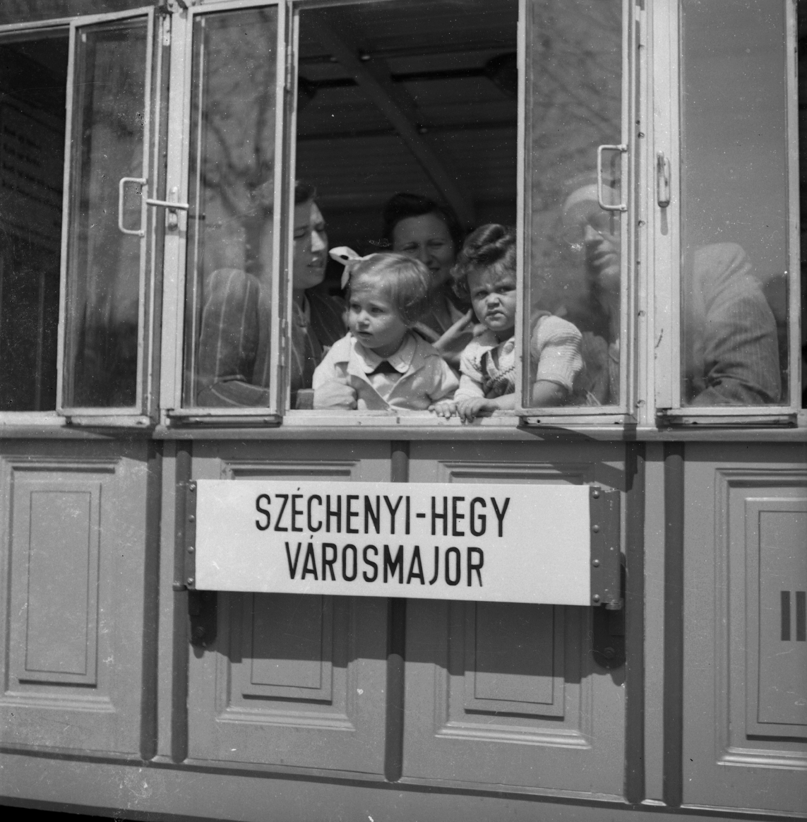 Hungary, Budapest XII., a Fogaskerekű kocsija., 1952, Eperjesi Gyula, destination sign, Budapest, gaping, kids, Fortepan #46147