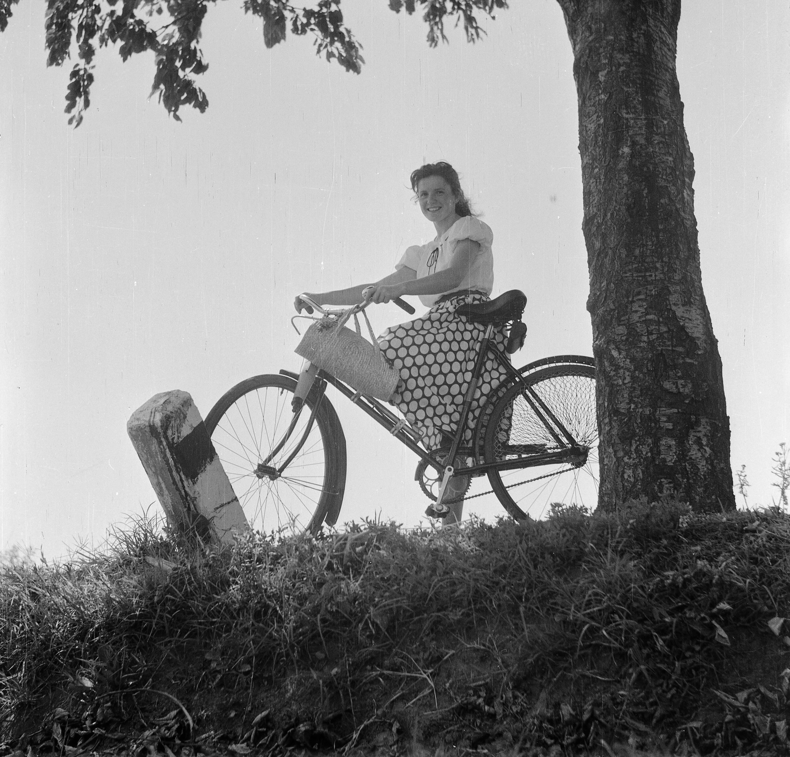 1952, Eperjesi Gyula, portrait, bicycle, smile, Csepel-brand, wood, summer, woman, bag, Fortepan #46149