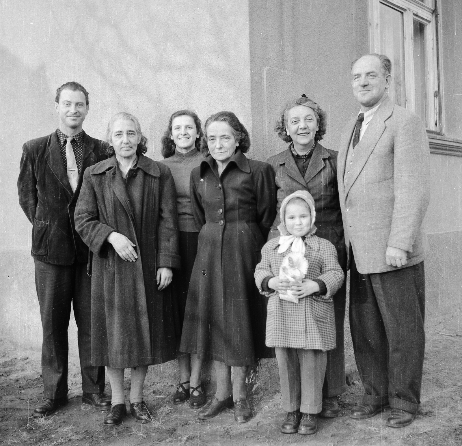1952, Eperjesi Gyula, udvar, baba, csoportkép, mosoly, nők, férfiak, kislány, gyerek, Fortepan #46153