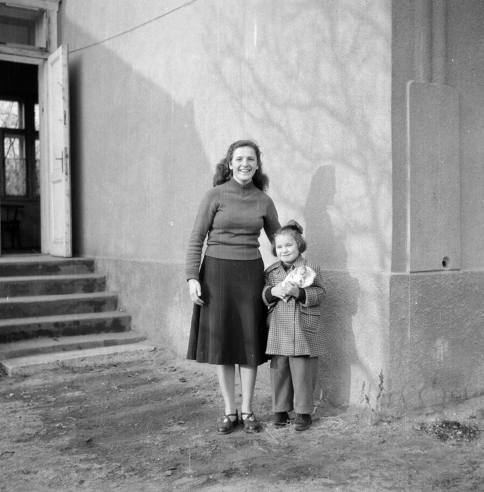 1952, Eperjesi Gyula, yard, doll, smile, girl, woman, kid, poverty, Fortepan #46154