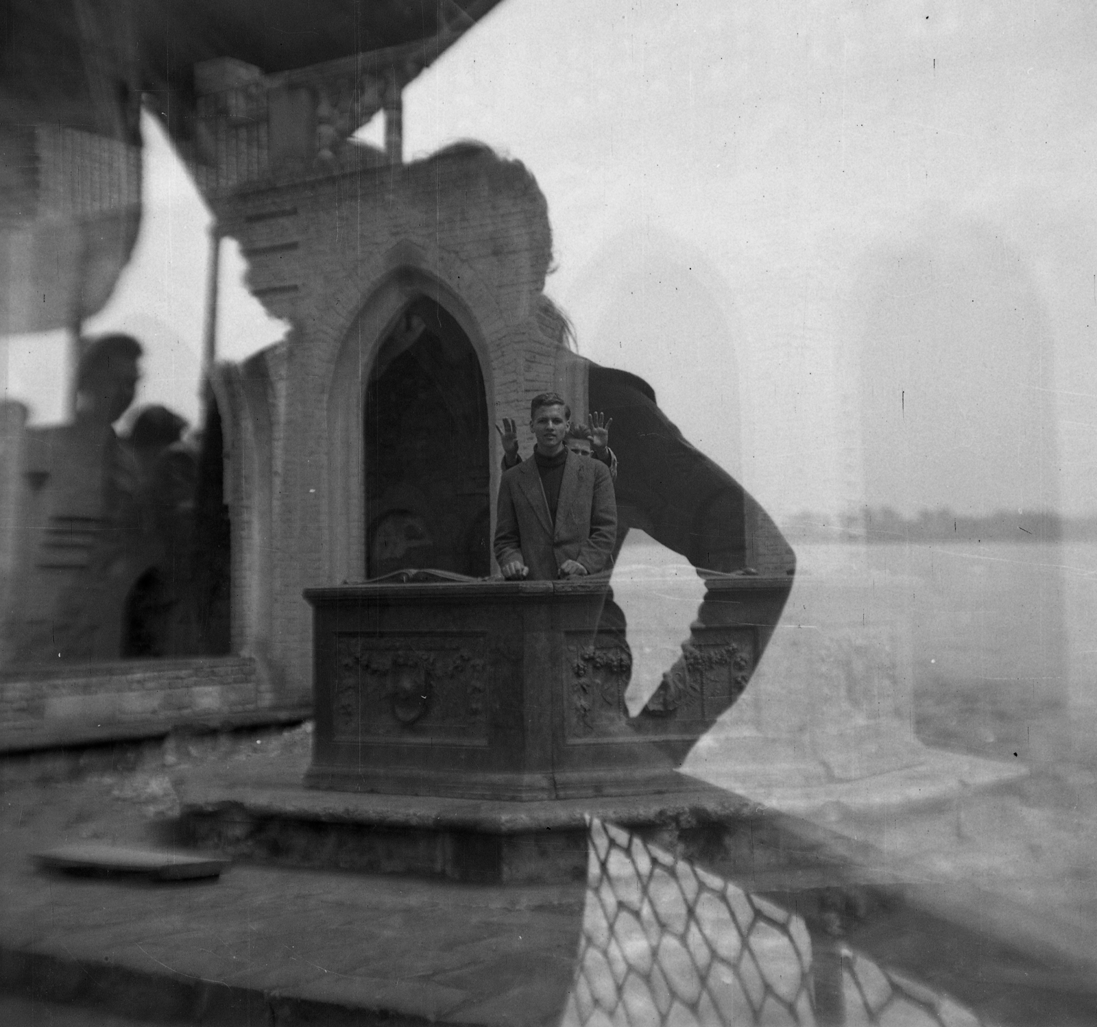 Hungary, Visegrád, Mátyás király palotája, Hercules-kút (egy hajóval kombinálva)., 1958, Eperjesi Gyula, erroneous photo, double exposure, Fortepan #46156