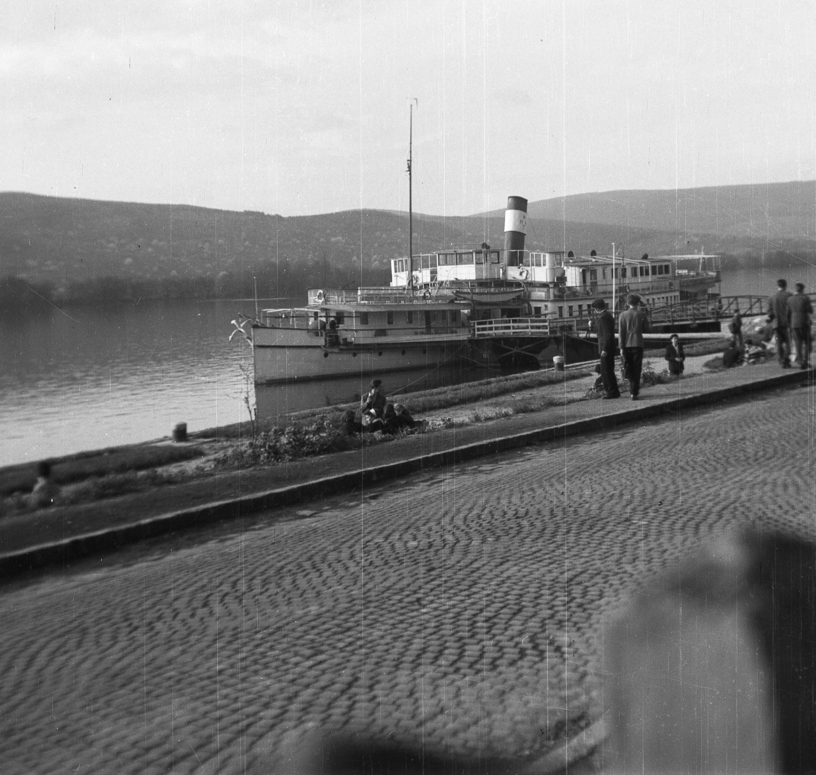 Hungary, Danube Bend, Visegrád, hajóállomás, Táncsics személyszálító gőzhajó., 1958, Eperjesi Gyula, ship, cobblestones, steamboat, Szőke Tisza I./Táncsics/Szent Gellért ship, Fortepan #46158