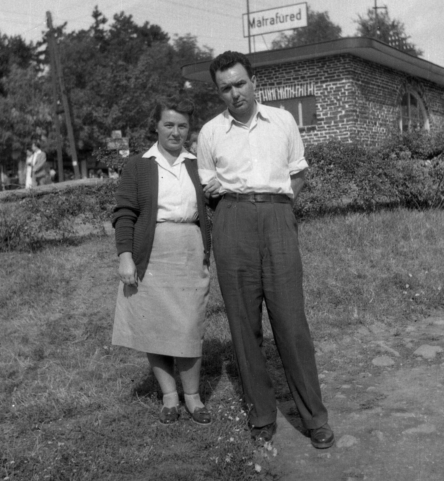 Magyarország, Mátrafüred, buszállomás., 1955, Eperjesi Gyula, emberpár, kettős portré, Fortepan #46160