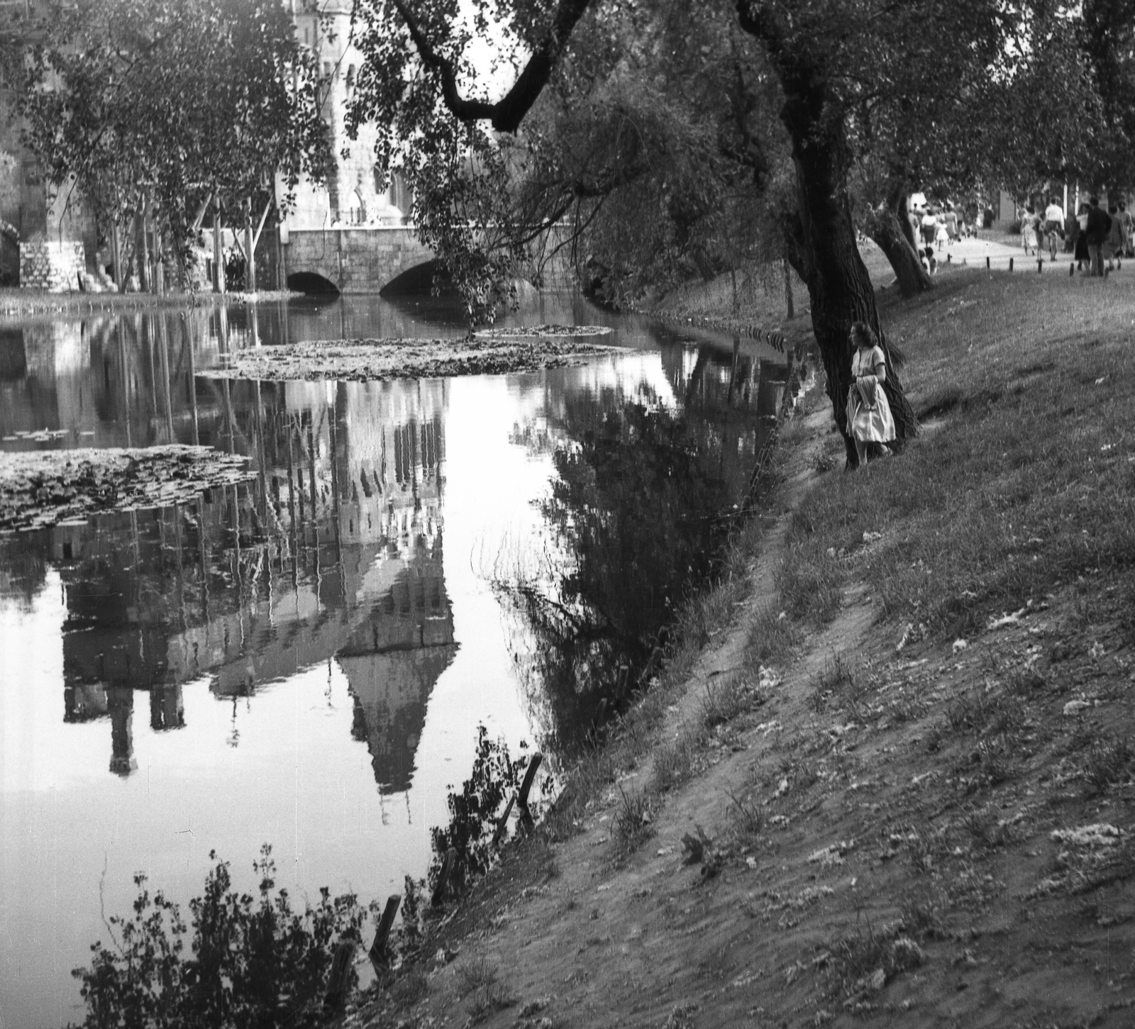 Hungary, Budapest XIV., szemben Vajdahunyad várába vezető kőhíd., 1952, Eperjesi Gyula, reflection, castle, lake, water surface, Ignác Alpár-design, eclectic architecture, Budapest, Fortepan #46161
