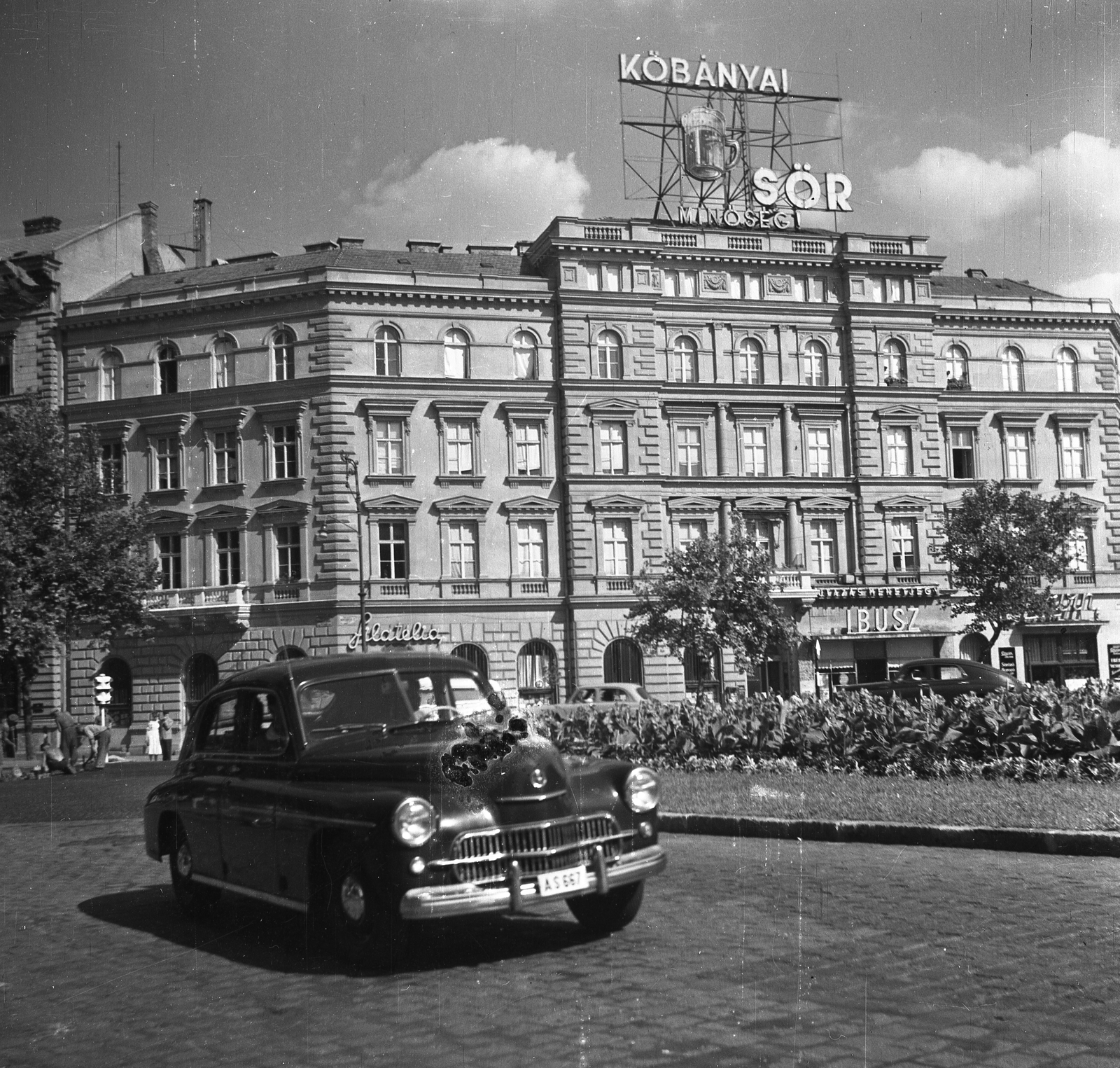 Hungary, Budapest VI., Oktogon (November 7. tér), Warszawa M-20 típusú személygépkocsi., 1958, Eperjesi Gyula, ad, street view, neon sign, Polish brand, automobile, number plate, Budapest, Kőbányai-brand, Fortepan #46164