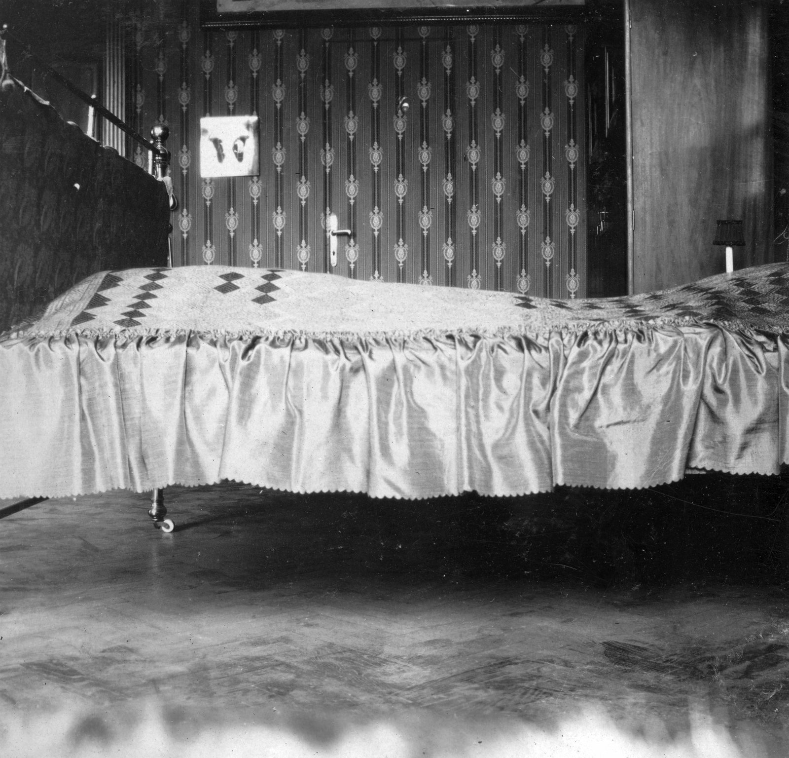 1920, Vojnich Pál, bed, interior, berth, iron bed, wallpaper, wallpaper door, Fortepan #46184