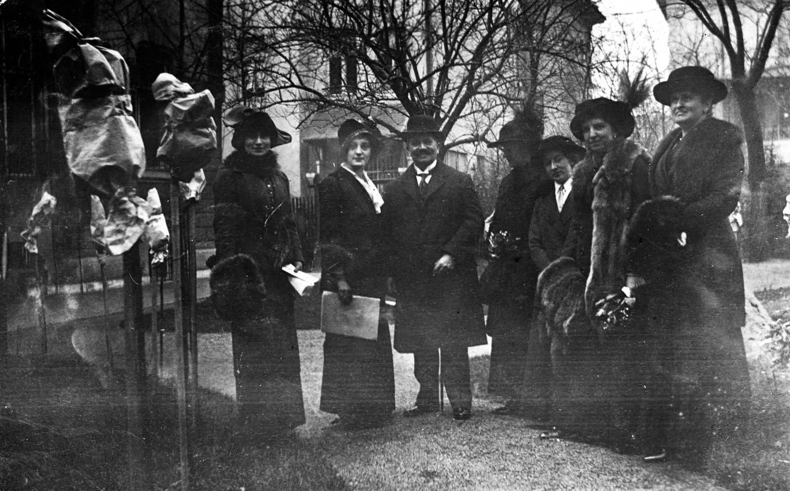 1917, Vojnich Pál, fashion, hat, winter, garden, yard, tableau, smile, women, man, Fortepan #46189