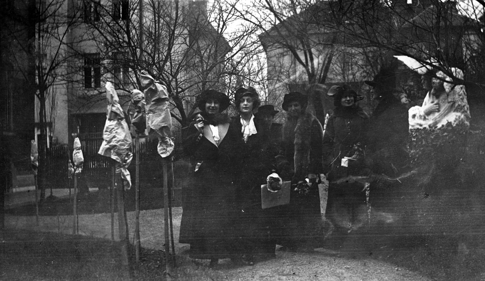 1917, Vojnich Pál, winter, garden, yard, sculpture, tableau, women, Fortepan #46190