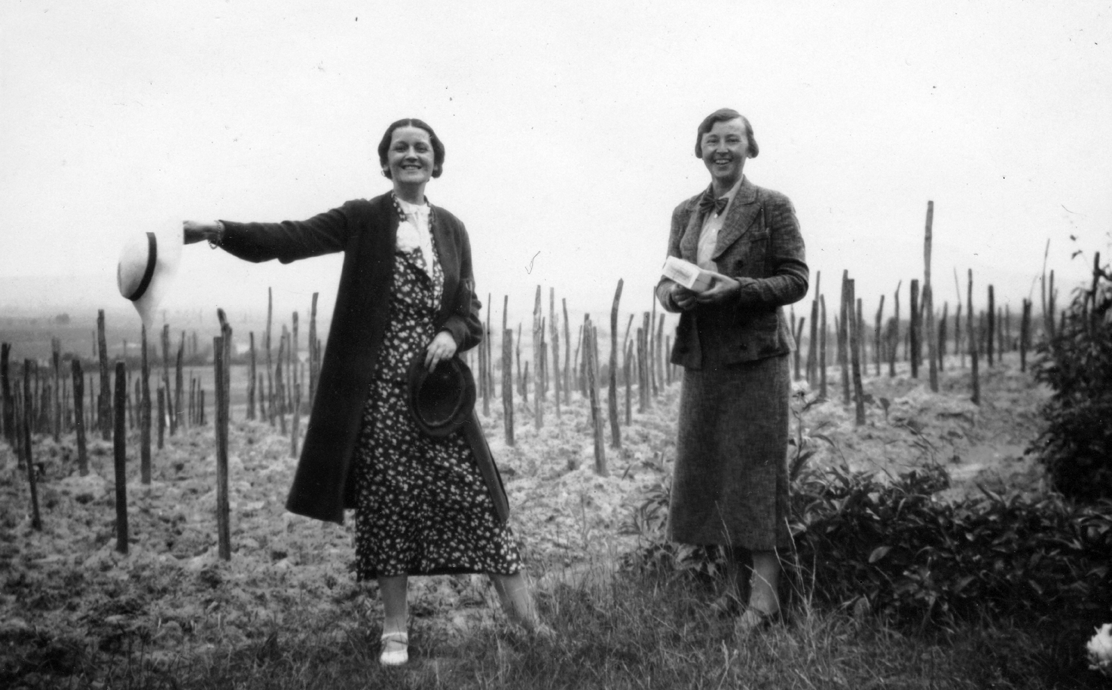 Hungary, Zalahaláp, szőlőhegy, jobbra a háttérben a Szent György-hegy sziluettje látszik., 1937, Vojnich Pál, fashion, hat, women, fun, double portrait, vine hill, hat in hand, Fortepan #46201