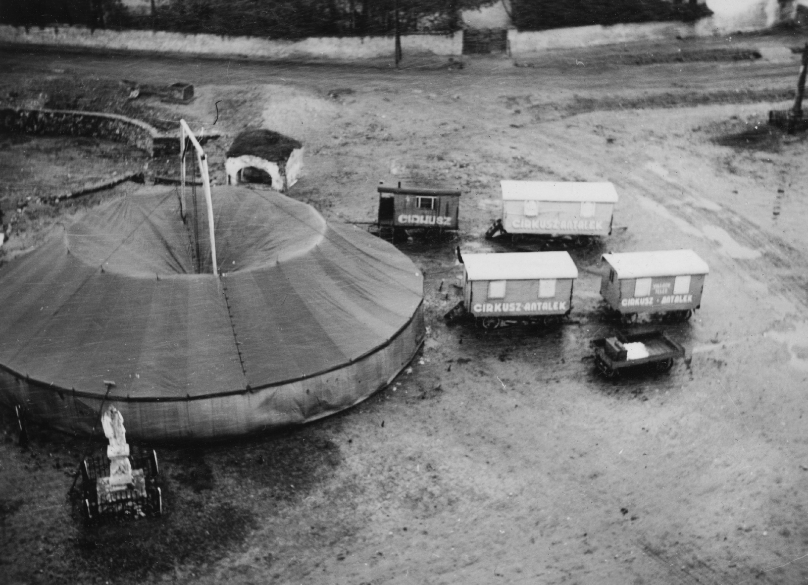 Hungary, Zalahaláp, Petőfi tér, vándorcirkusz a templomtoronyból nézve., 1937, Vojnich Pál, tent, caravan, Fortepan #46219
