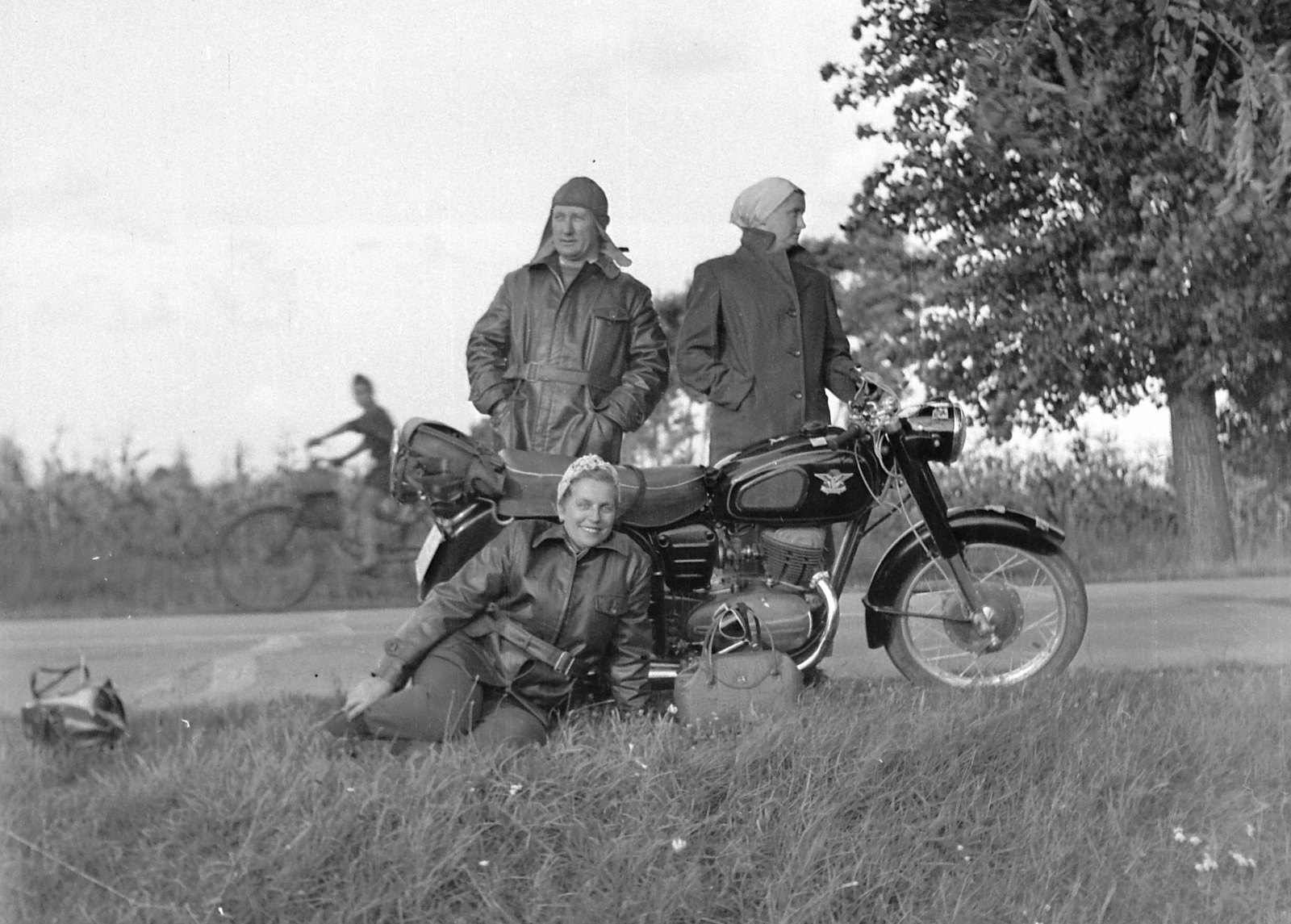 Hungary, Pannonia 250 TLF motorkerékpár., 1959, Fortepan, vehicle, motorcycle, tableau, women, Csepel-brand, man, leather jacket, leather cap, Fortepan #4627