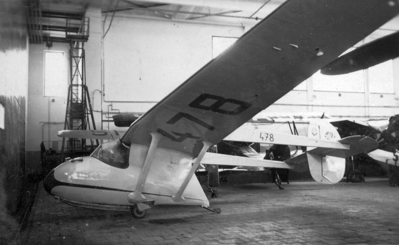 Poland, Wieslaw Stepniewski ITS-8 típusú segédmotoros vitorlázó repülőgépe., 1939, Vojnich Pál, hangar, airport, Polish brand, sailplane, Fortepan #46273