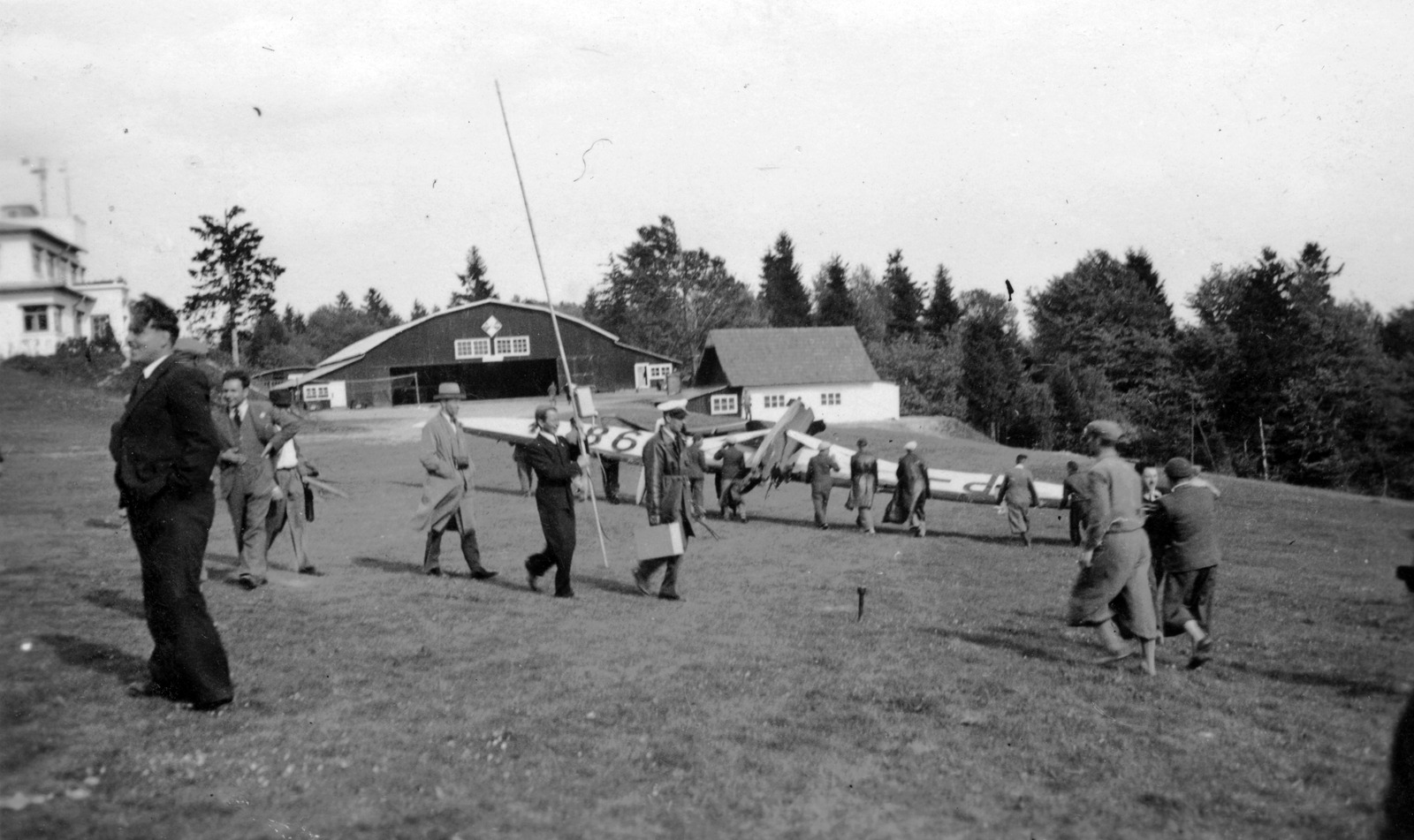 Poland, Bezmiechowa, vitorlázórepülőtér., 1939, Vojnich Pál, hangar, airport, sailplane, Fortepan #46278