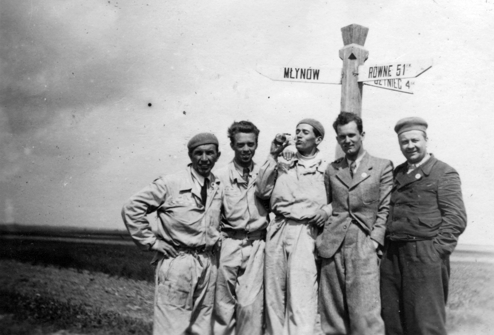 Ukraine, Mlyniv, útjelző tábla a település határában., 1939, Vojnich Pál, tableau, pilot, Fortepan #46280