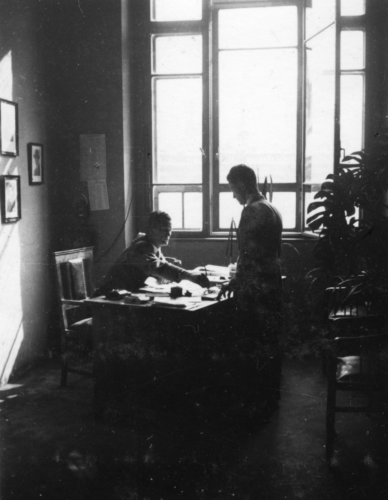 Hungary, Budapest XI., a Magyar királyi József nádor Műszaki és Gazdaságtudományi Egyetem (később Budapesti Műszaki és Gazdaságtudományi Egyetem), Műegyetemi Sportrepülő Egyesület irodája., 1939, Vojnich Pál, desk, flying, Budapest, Budapest University of Technology, backlight, Fortepan #46283