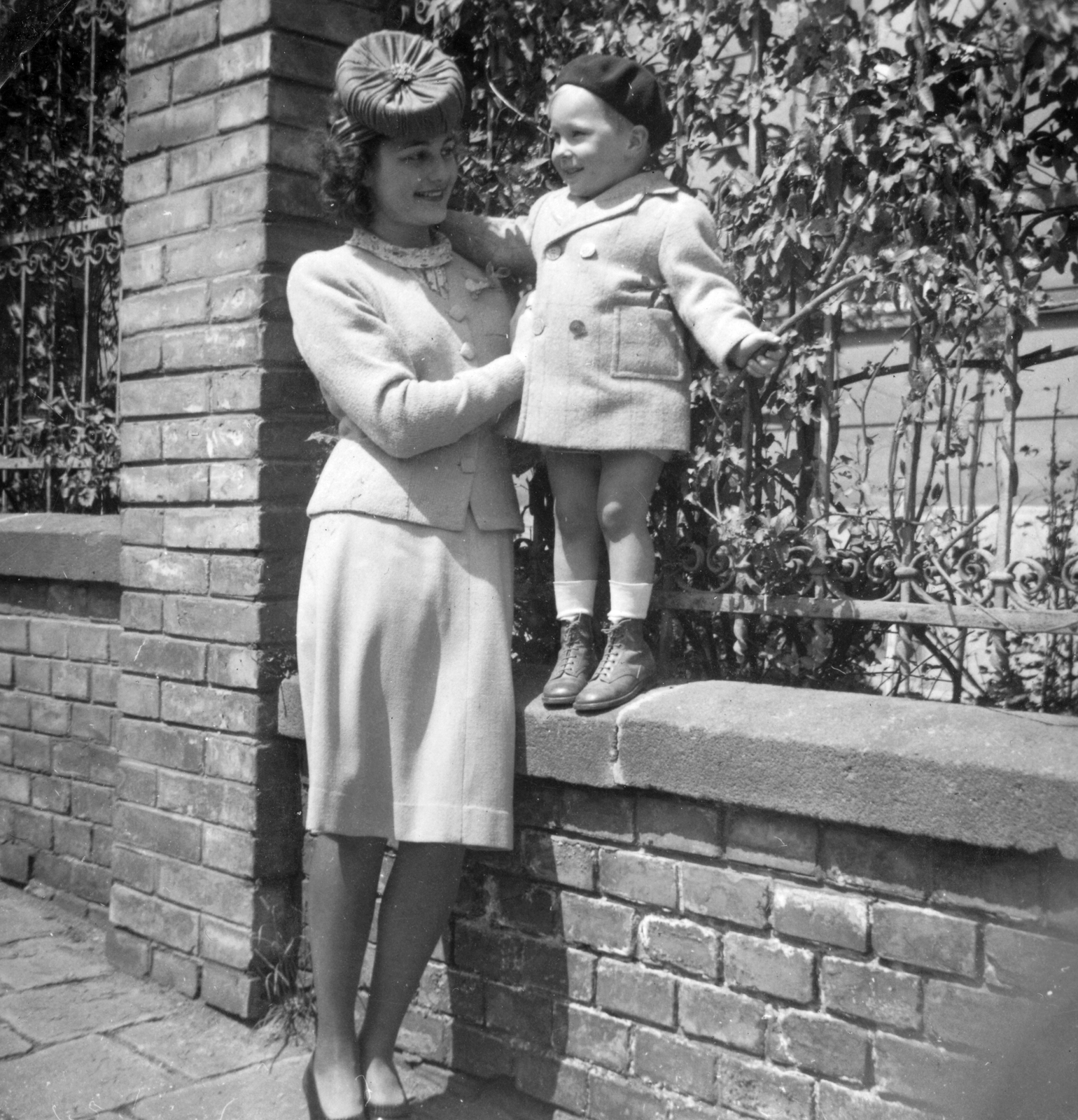 1940, Vojnich Pál, fashion, hat, beret, fence, woman, kid, mother, Fortepan #46296