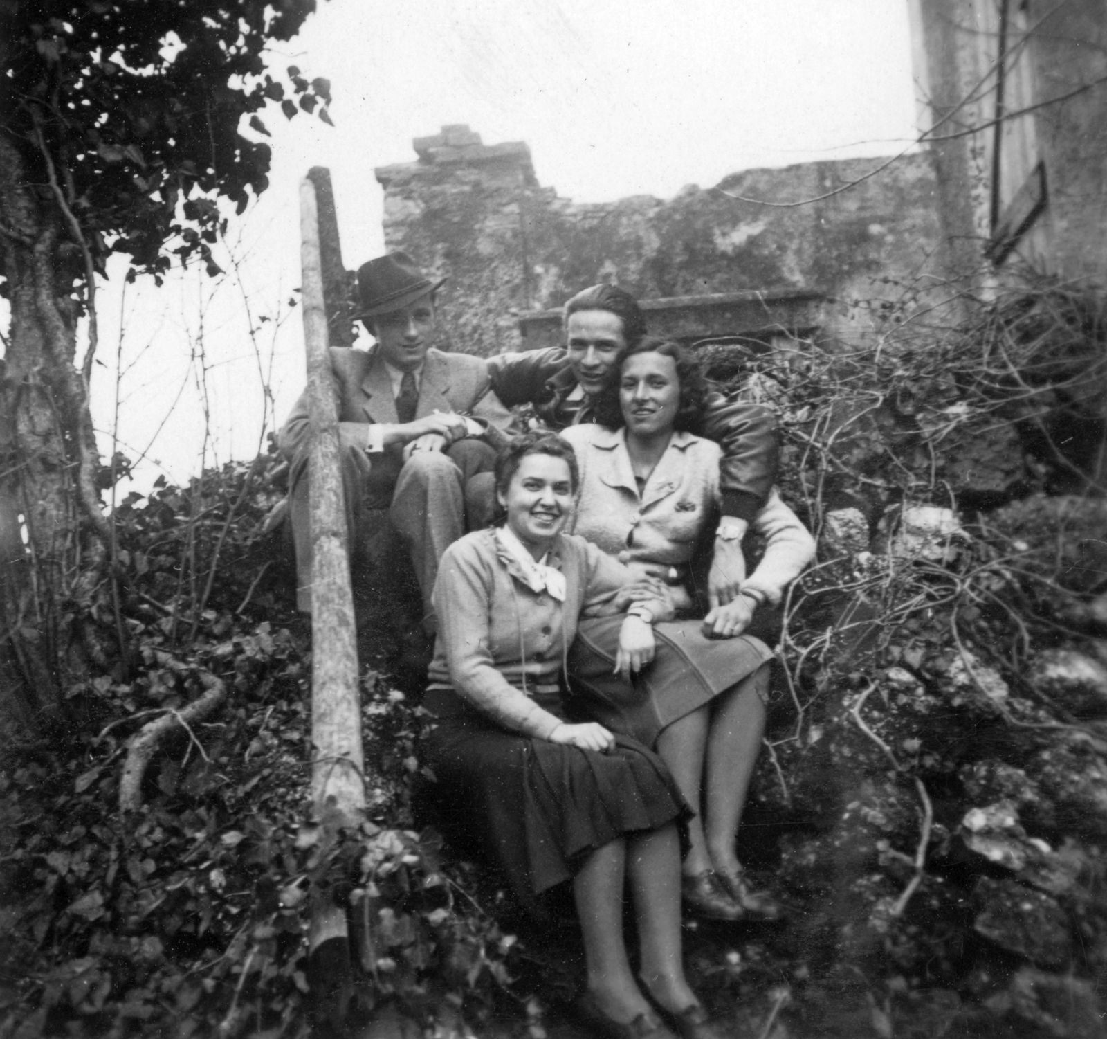 1940, Vojnich Pál, tableau, arms around shoulders, Fortepan #46303