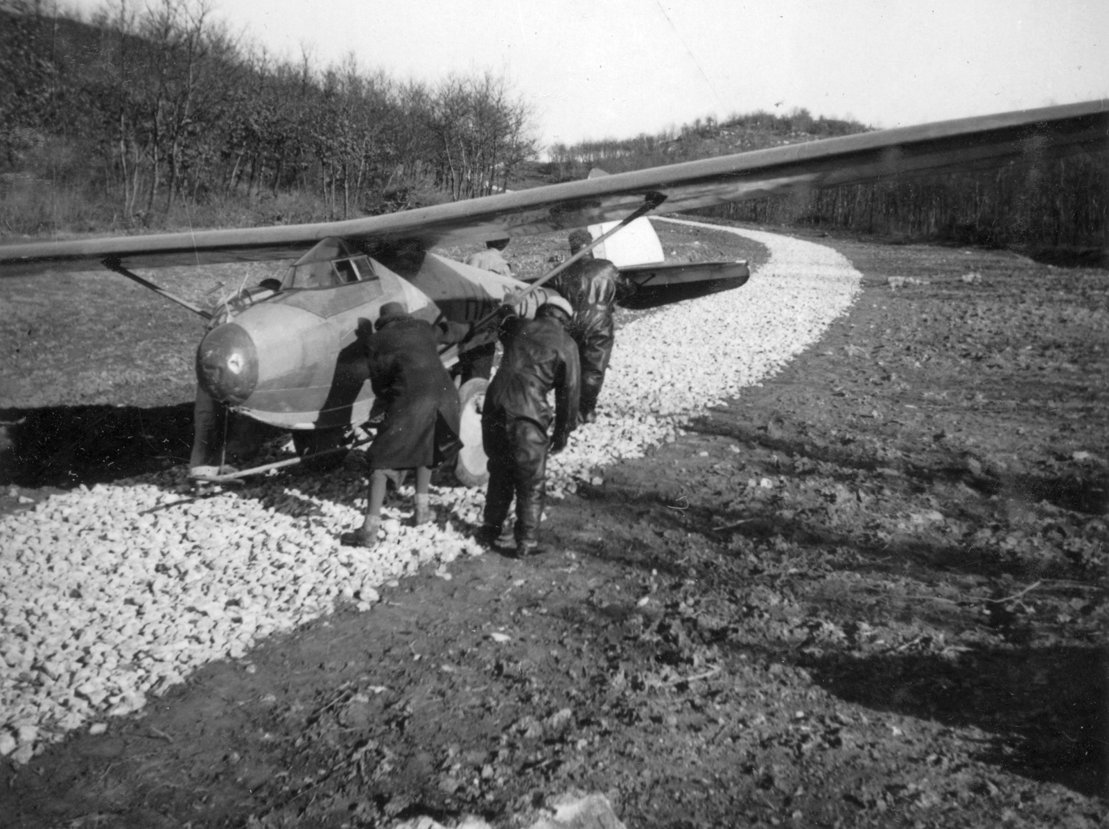 Hungary, Hármashatárhegy Airport, Budapest II., út a hegycsúcsi kilövőállásra (Szuszogó). Rubik R-08c Pilis vitorlázó repülőgép., 1940, Vojnich Pál, Hungarian brand, sailplane, Budapest, Fortepan #46312