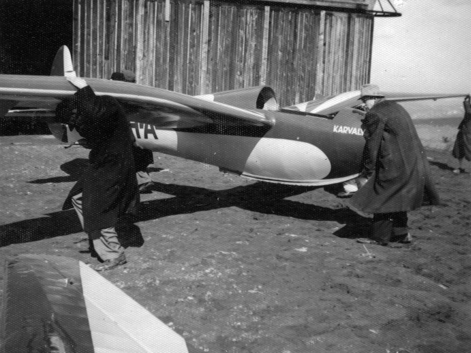 Hungary, Hármashatárhegy Airport, Budapest II., Jancsó-Szokolay M-22 "Karvaly" típusú vitorlázó repülőgép a felső hangár előtt., 1940, Vojnich Pál, Hungarian brand, airplane, hangar, sailplane, Budapest, Fortepan #46313