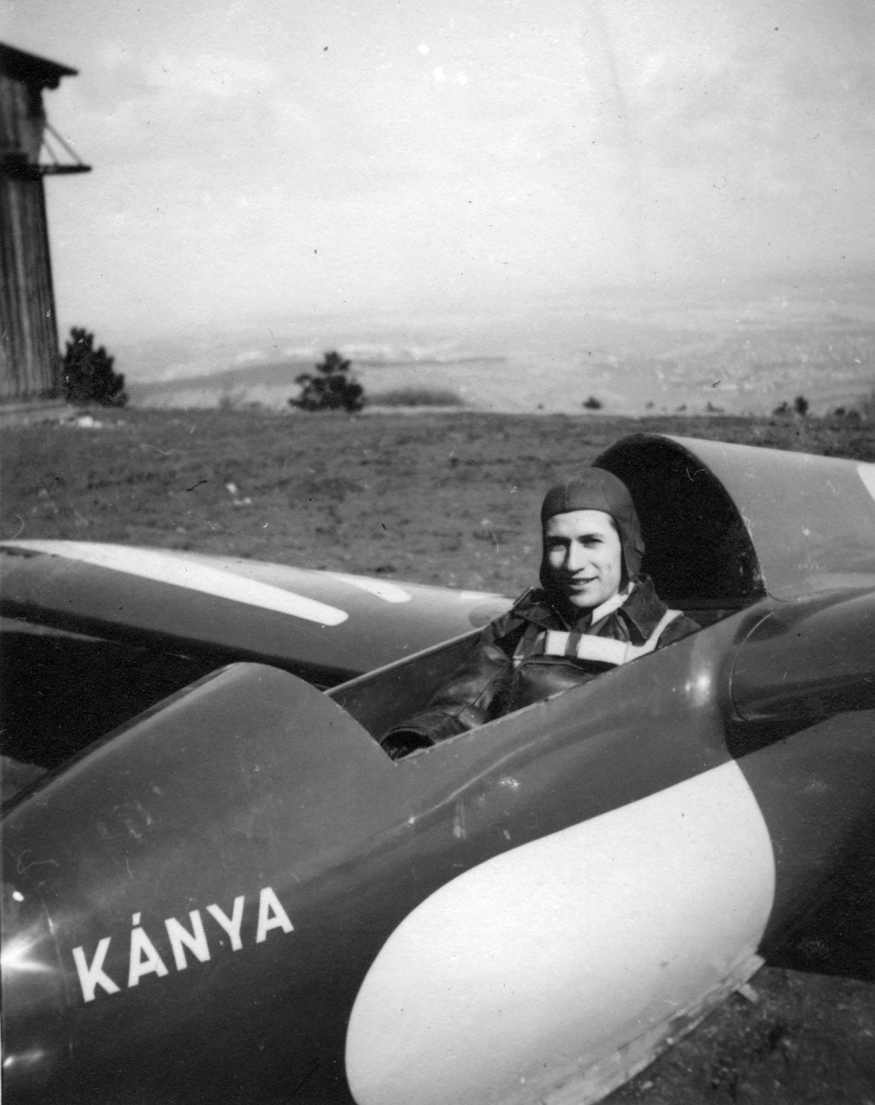 Hungary, Hármashatárhegy Airport, Budapest II., Jancsó-Szokolay M-22 "Kánya" vitorlázó repülőgép a felső hangár előtt., 1940, Vojnich Pál, Hungarian brand, pilot, airplane, sailplane, Budapest, Fortepan #46314