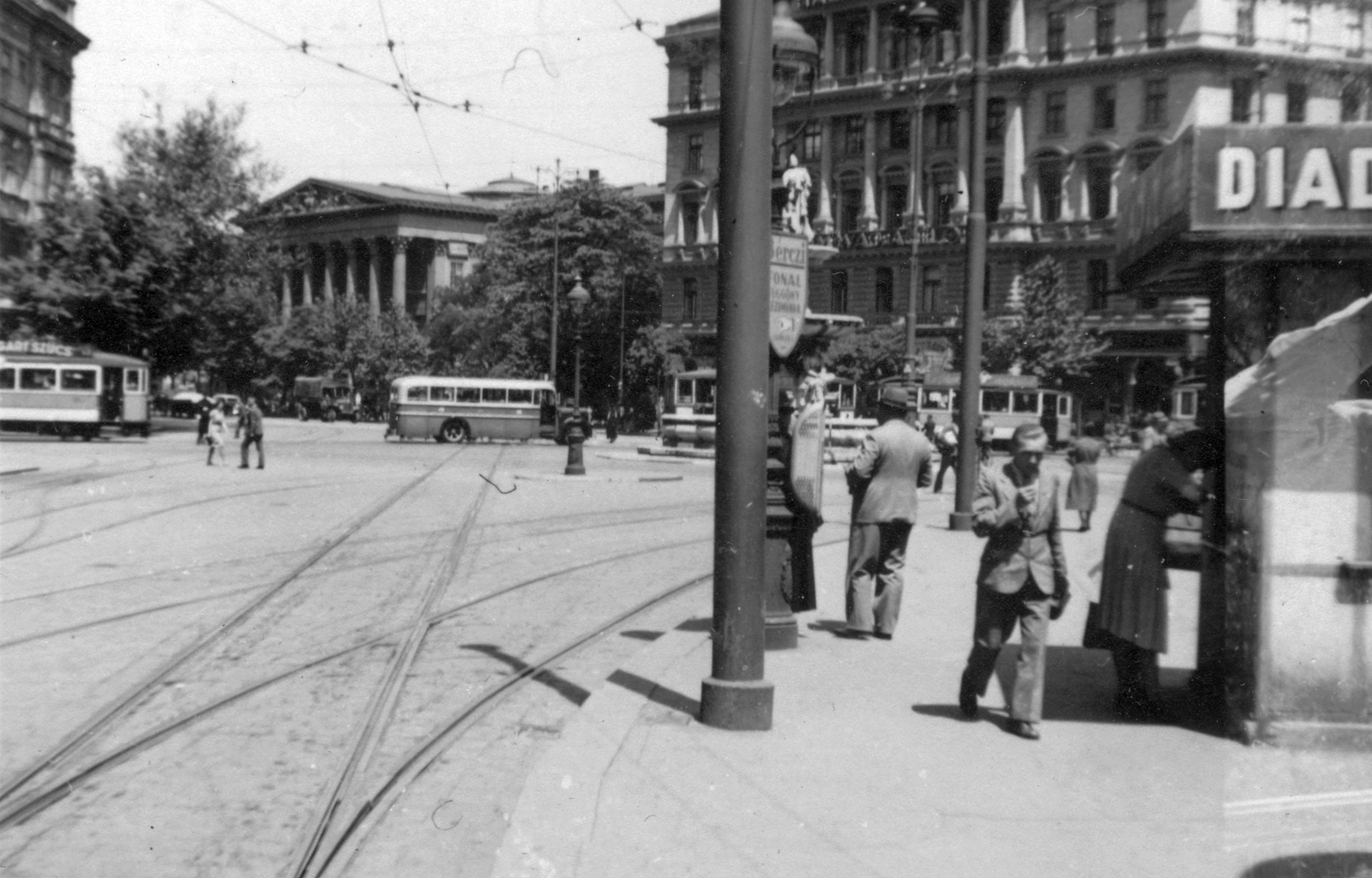 Hungary, Budapest VIII., Kálvin tér, háttérben a Magyar Nemzeti Múzeum., 1941, Vojnich Pál, ad, traffic, bus, street view, genre painting, tram, MÁVAG-brand, tobacco shop, lamp post, Budapest, Fortepan #46348