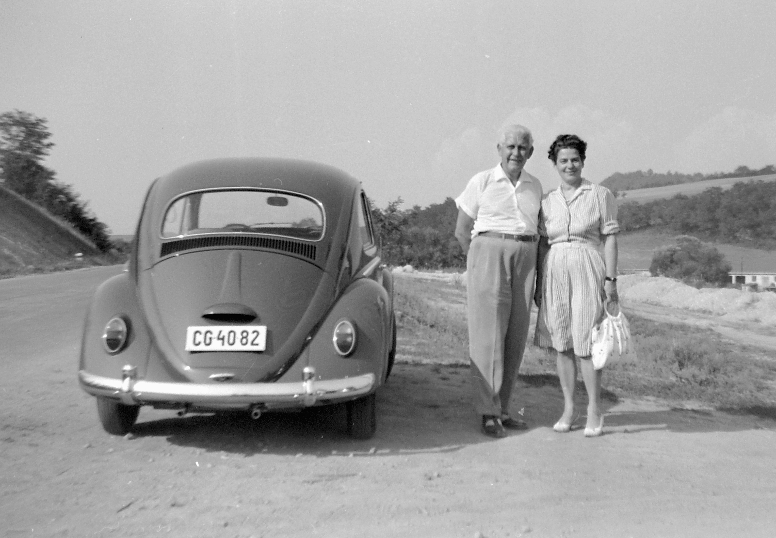 Volkswagen 1200 típusú személygépkocsi., 1965, Fortepan, German brand, Volkswagen-brand, double portrait, automobile, number plate, Volkswagen Beetle, hands behind the back, Fortepan #4635