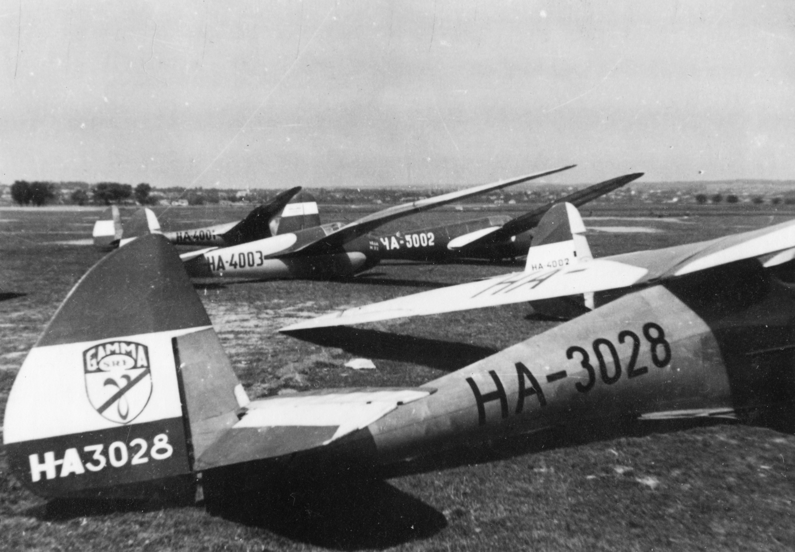 Hungary, Érd, repülőtér, előtérben egy Rubik R-08c Pilis, balra két Jancsó-Szokolay M-22, jobbra hátrébb egy sötét színű Göppingen Gö-4 vitorlázó repülőgép., 1941, Vojnich Pál, German brand, Hungarian brand, airplane, airport, sailplane, Fortepan #46360