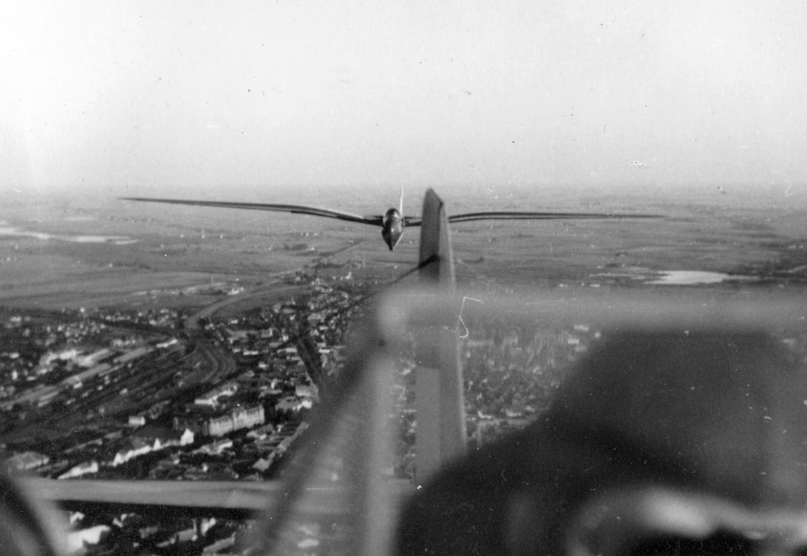 Szerbia, Szabadka, légifotó a város felett. Vitorlázó repülőgép vontatókötélen., 1941, Vojnich Pál, légi felvétel, repülőgép, vitorlázó repülőgép, madártávlat, Fortepan #46375