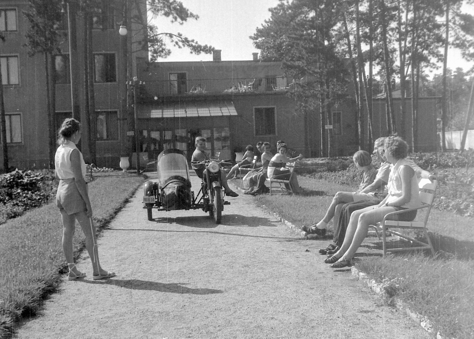 Hungary,Lake Balaton, Siófok, 1961, Fortepan, motorcycle, holiday, genre painting, resort, motorcycle with sidecar, bench, number plate, sitting reversely, Fortepan #4638
