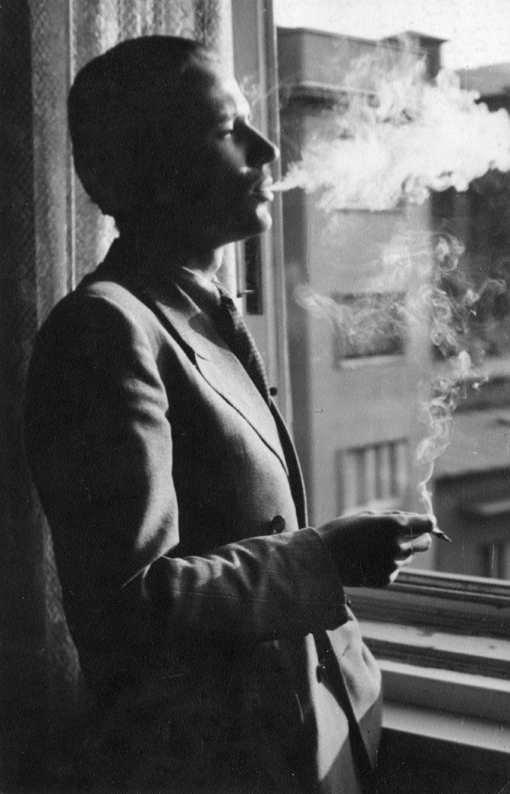 Hungary, Budapest V., Galamb utca 5., 1941, Vojnich Pál, portrait, cigarette, smoking, window, man, Budapest, melancholy, Fortepan #46387